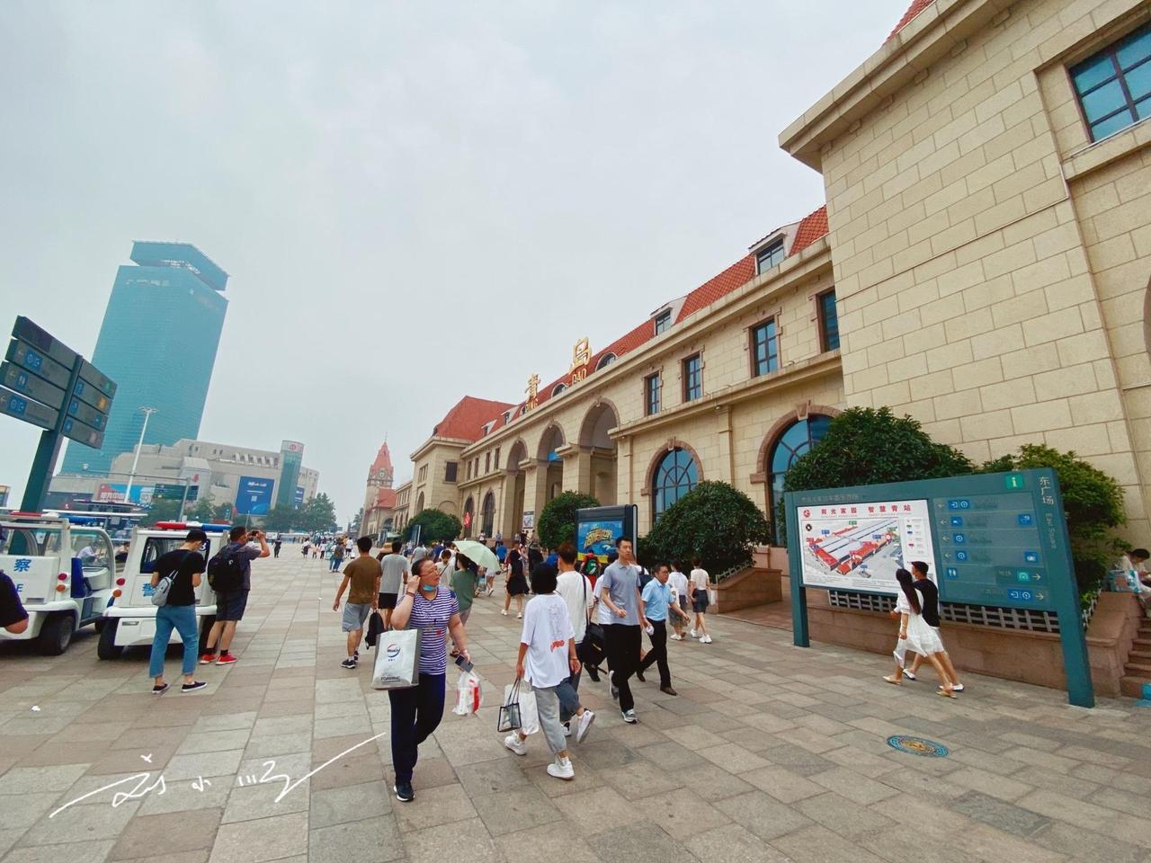实拍山东青岛百年火车站，面朝大海，还被誉为“中国最美火车站”？

青岛是我国山东