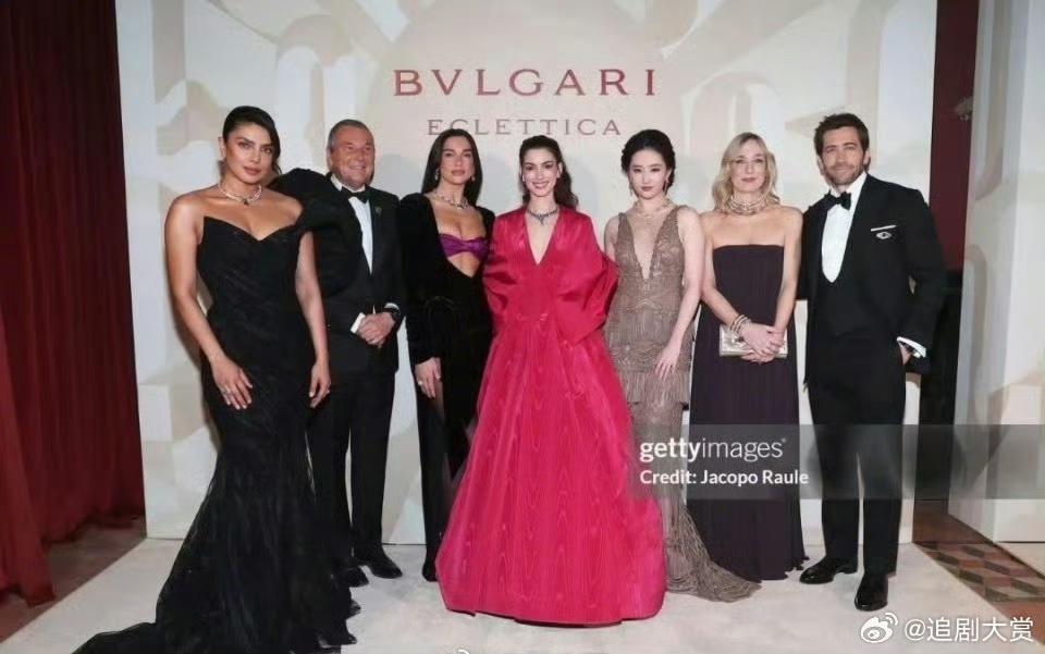 真的越看越有意思！宝格丽这张合照直接炸锅，网友吵翻了天。谁能想到，金智媛稳稳占了