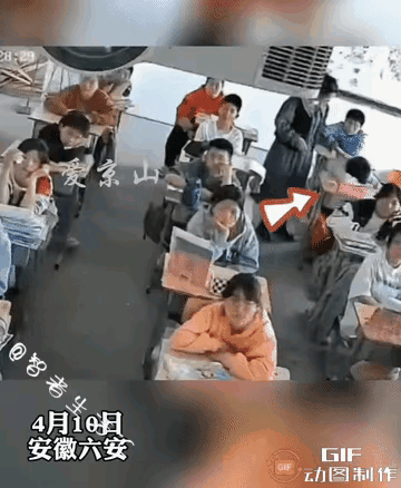 真的是太感人了！

安徽这位老师的一个拥抱，直接暖哭全网！
 
课堂上突然响起的