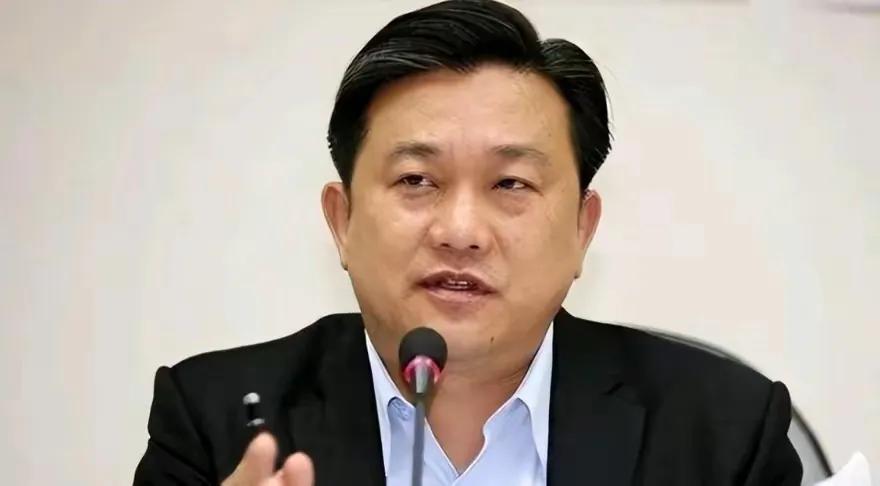 赖清德现在恐怕是坐立难安，他原本以为抱着美国的大腿就能高枕无忧，以为靠着那套“台