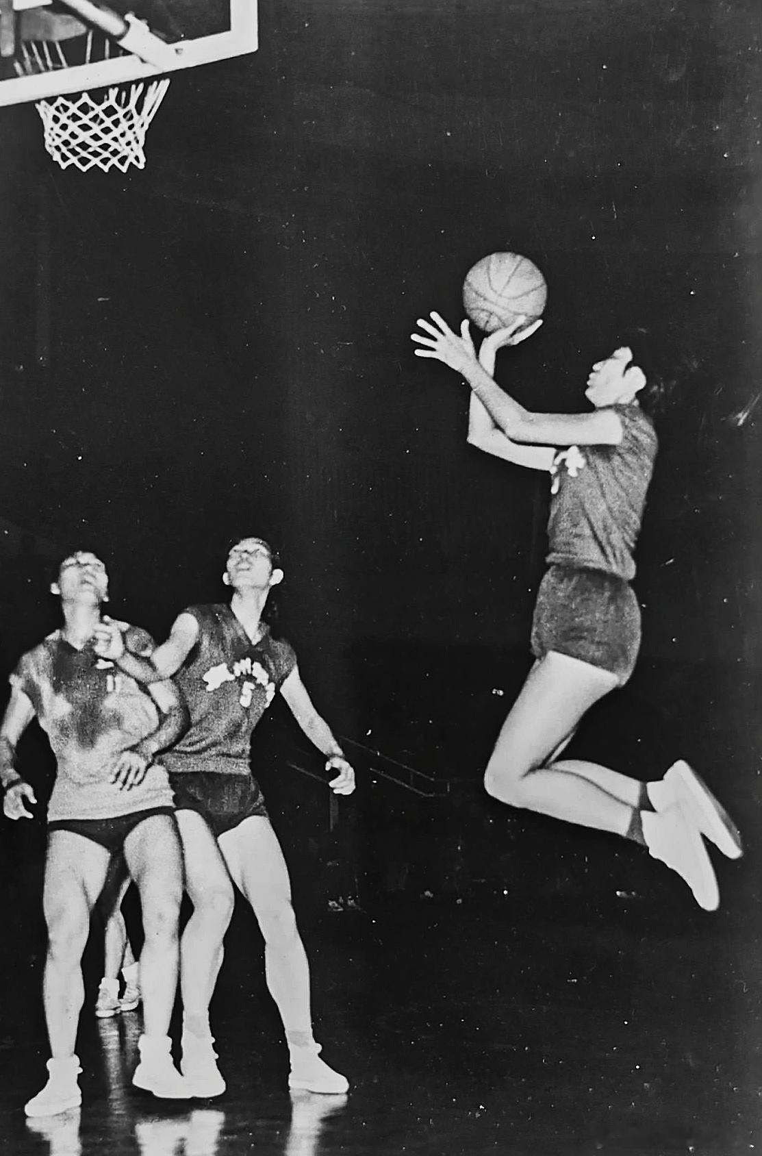 篮球捡史 1973年11月5日—20日，全国篮球联赛第二阶段分别在杭州、南昌、合