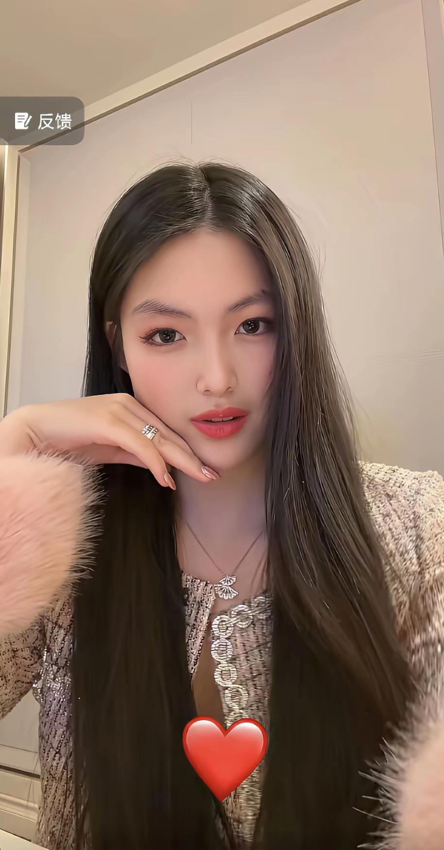 李湘尽全力在托举自己的女儿

花大钱送她去英国读书，
穿高定，全身名牌，出席各种