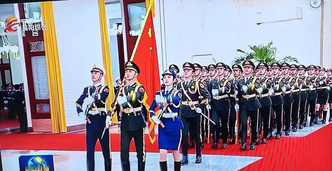 今晚20点播出的《新闻联播》里，仪仗队出场那段不到一分钟的画面里，最前排中间位置