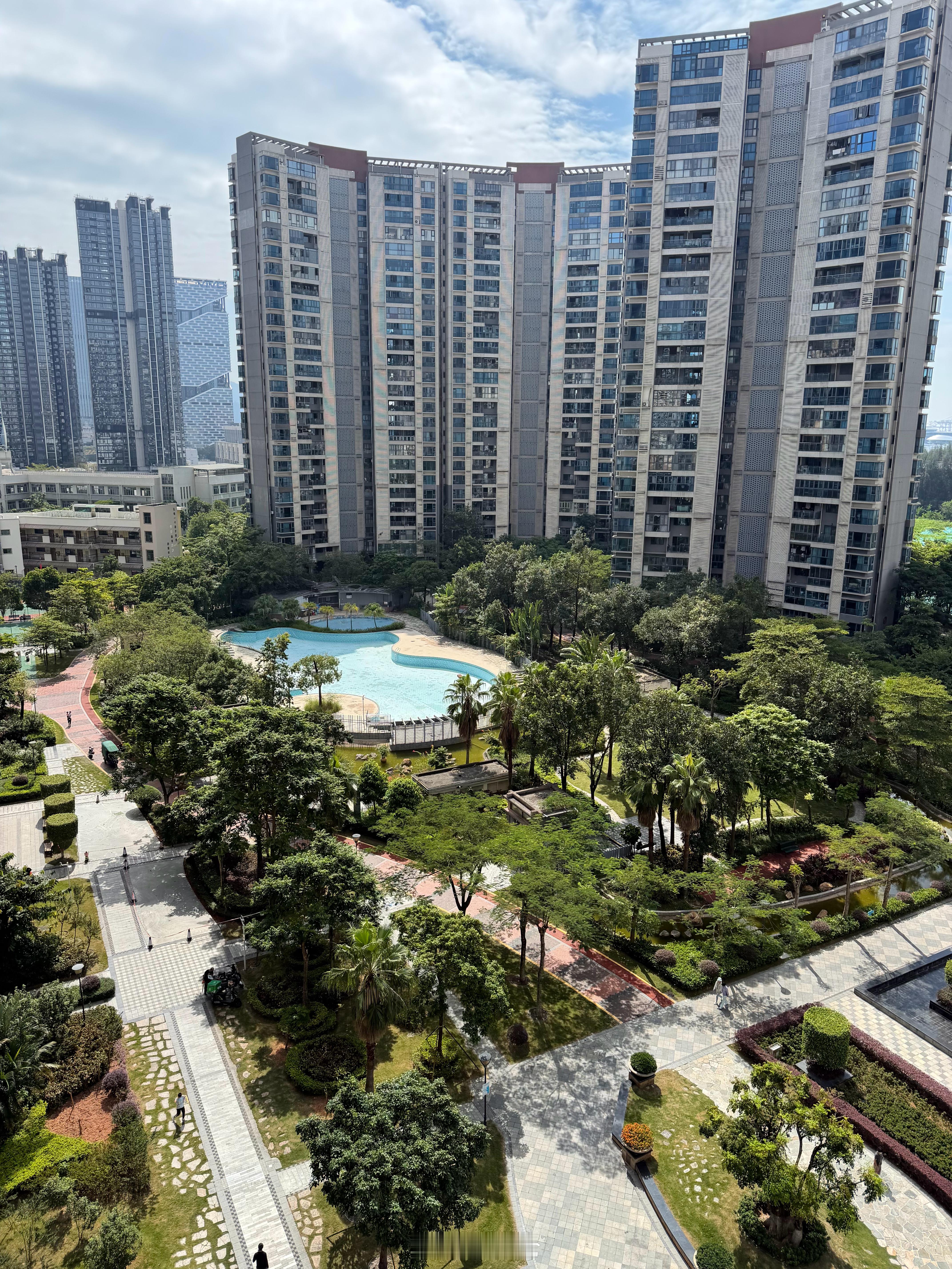 深圳的太阳突然这么浓烈还真不习惯……  ​​​