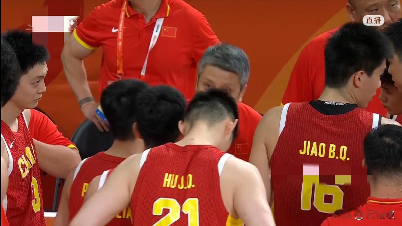 亚运会半决赛上半场中国男篮30:49落后日本男篮19分，想赢怕输思想包袱太重影响