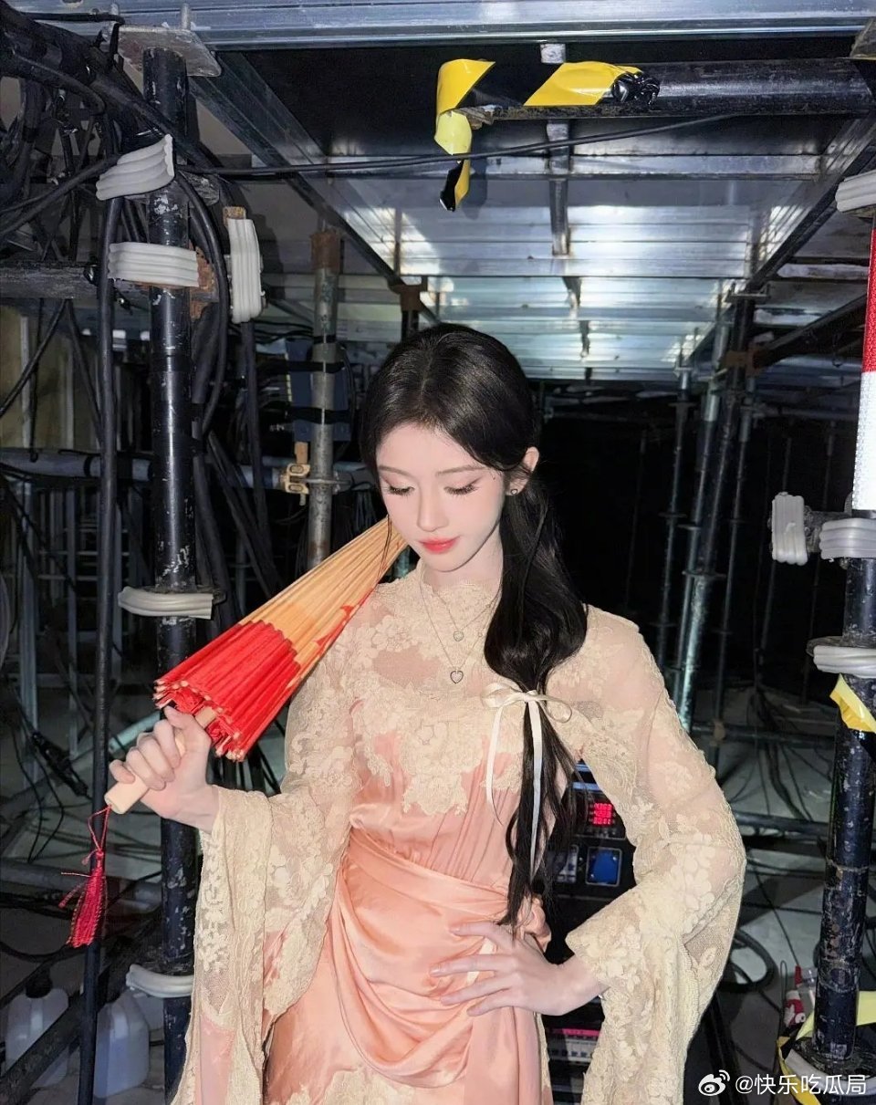 田曦薇和鞠婧祎同款衣服，这是铁了心要比一比 