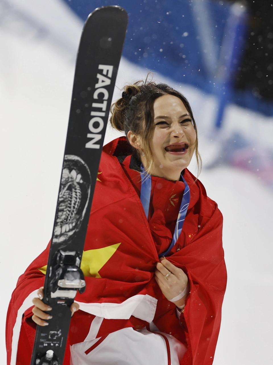 其实明眼人都能看出来，
谷爱凌之所以能获得金牌，
不是因为她的滑雪技巧有多厉害，