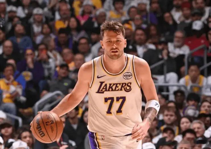 美记：湖人是NBA中球运转最差的球队之一，他们打球自私自利 