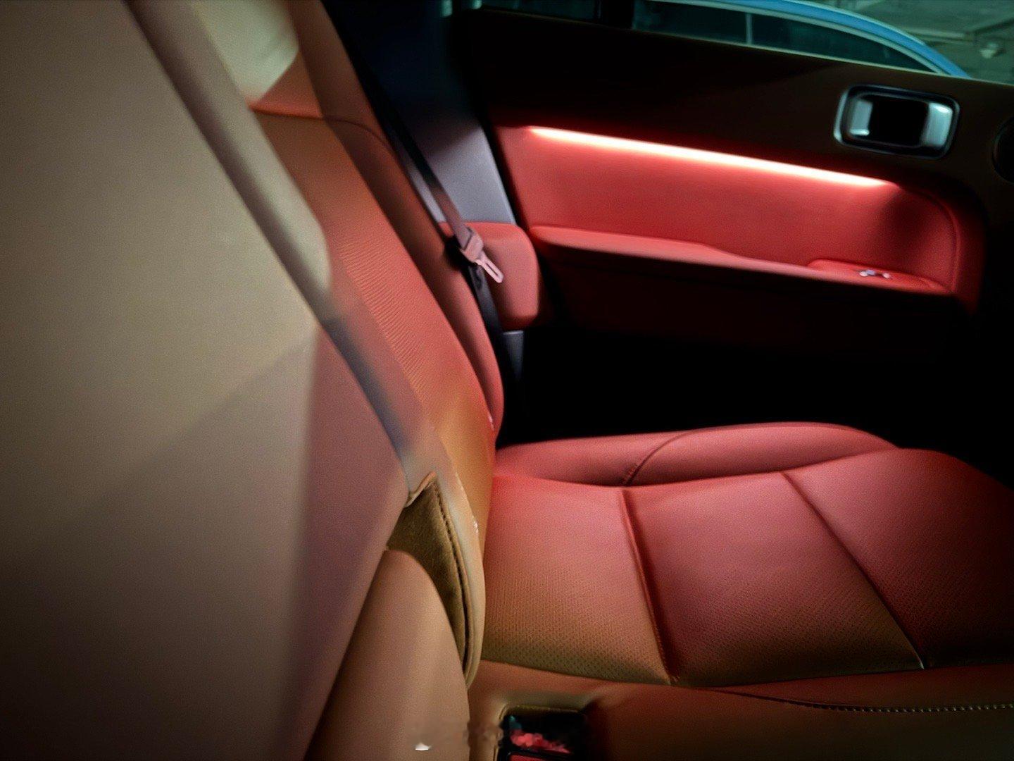 理想是只要一上车就能知道为什么卖的这么好了，后排是真舒服[泪][泪][泪] ​​