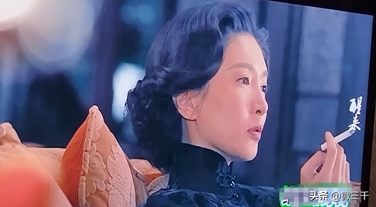好像很少看到女地下党员在自己同志面前抽烟，《悬崖》里好像有，这次《醒来》里也有。
