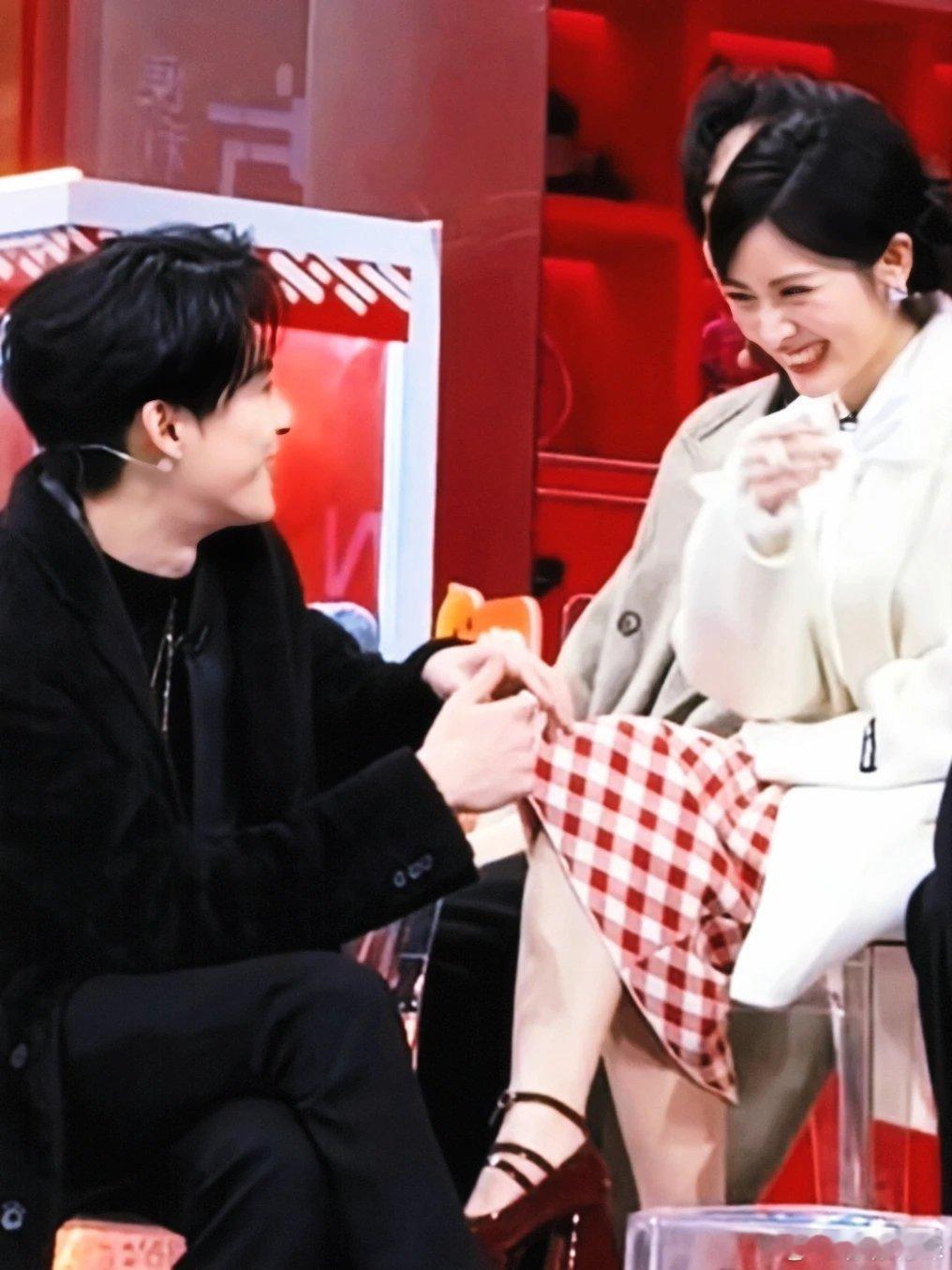 你好星期六月月说“你是卧底吧”的时候真的好治愈啊～ 软软糯糯的语气里藏着满满的可