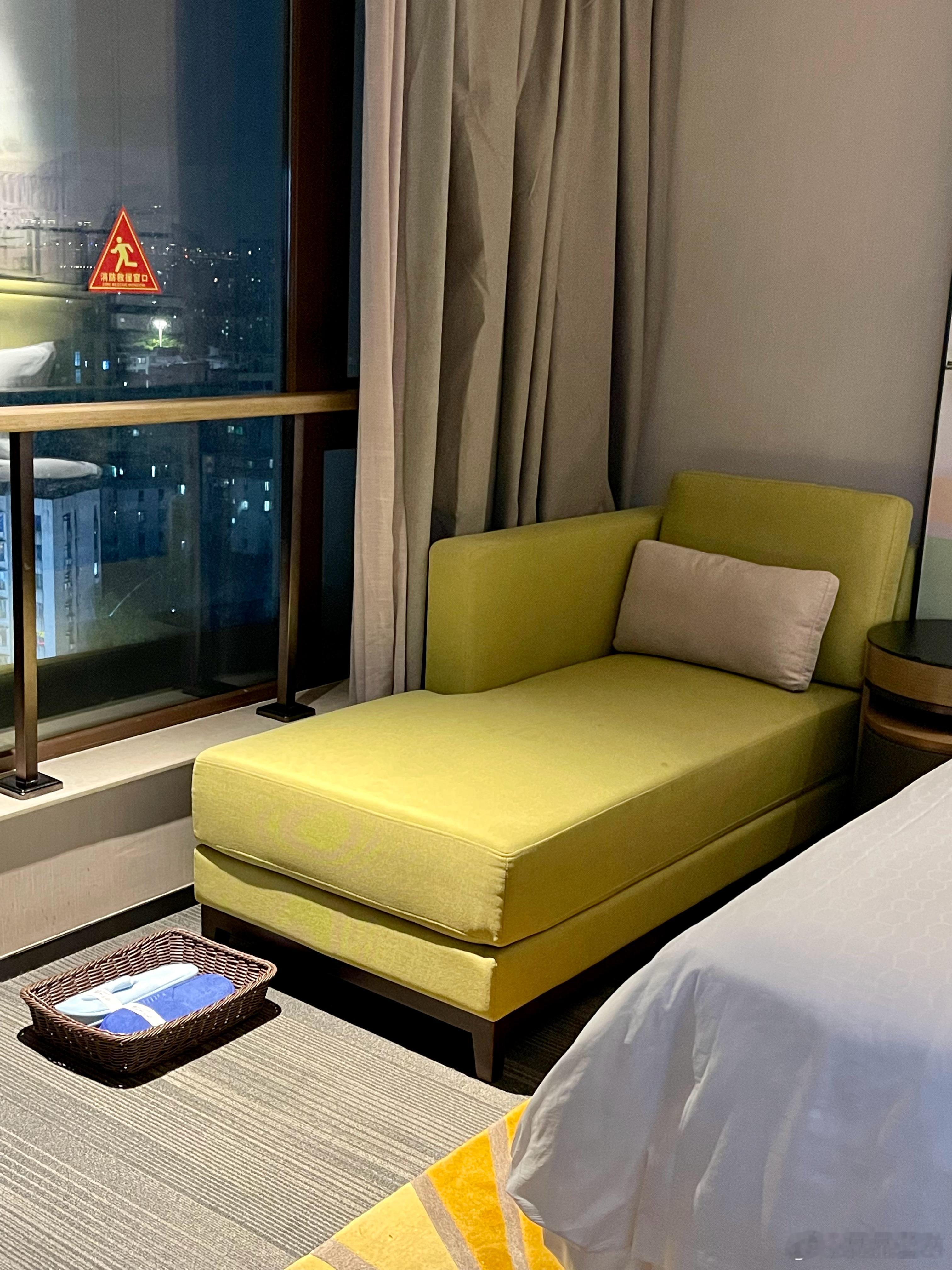 回国10天了，时差都依然没倒过来，昨夜睡眠又是特别差。睡不着时看看窗外的夜景。这