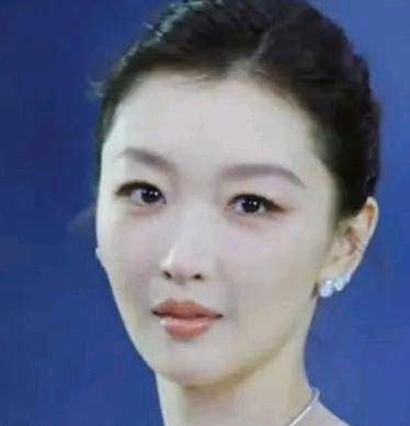 2026年3月27日，周冬雨以“故事主理人”身份亮相四川峨眉山·云上剧场举行的小