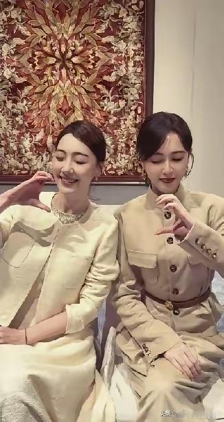 唐嫣和王冠这两个上海美女都好漂亮，看真不愧是闺蜜，闭着眼睛都能做出一样的动作！ 