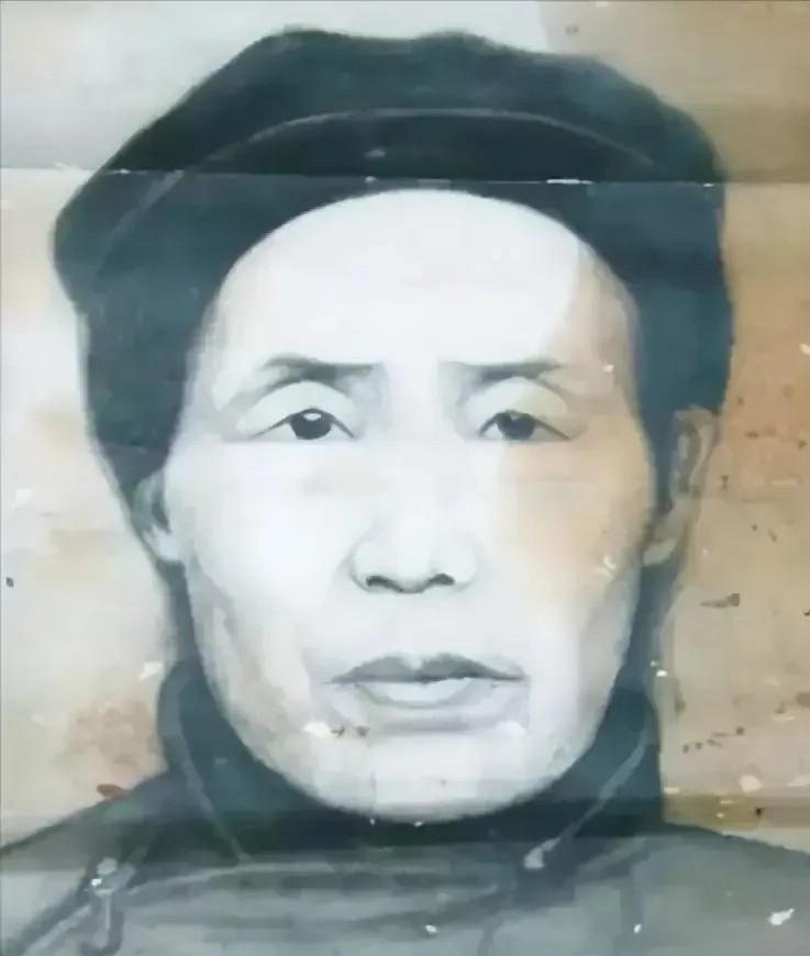 1928年，开国大将王树声被敌人追赶，周大娘一把拉住他，将他藏到地窖里。可敌人不