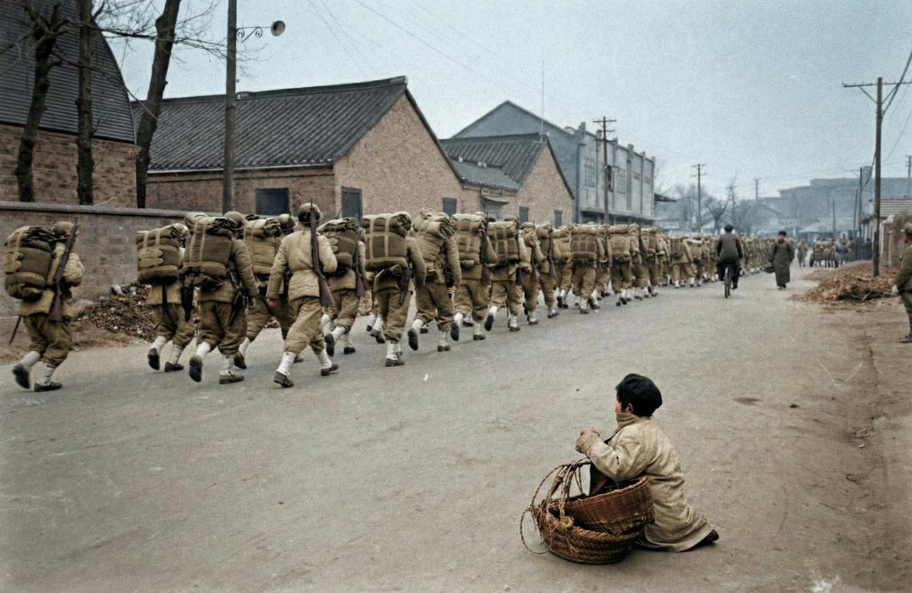 1949南京，国军撤退时的南京，满是藏不住的心酸。
 
街道上行军远去的队伍，车