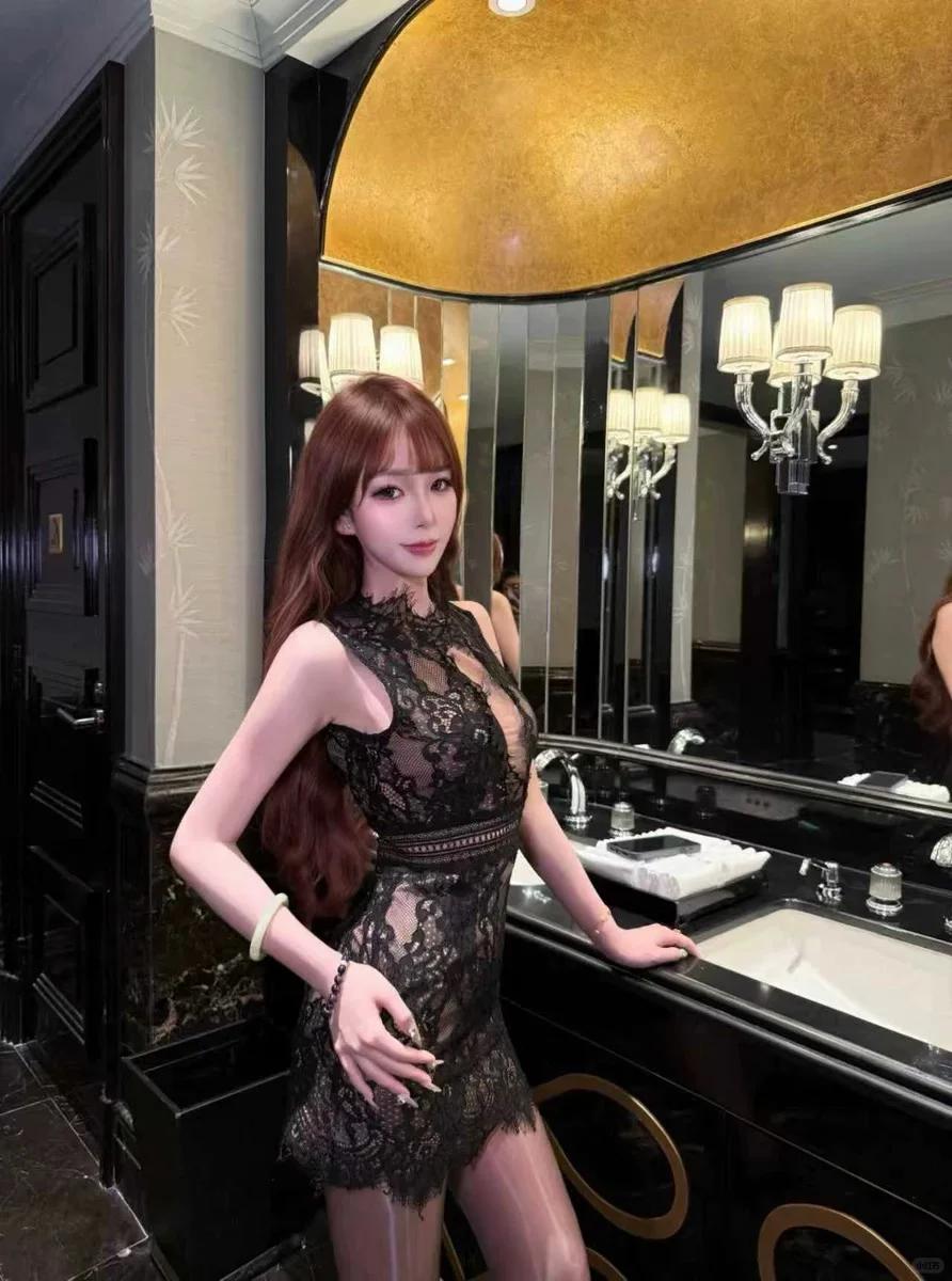 优雅黑纱裙，镜前自信展风采