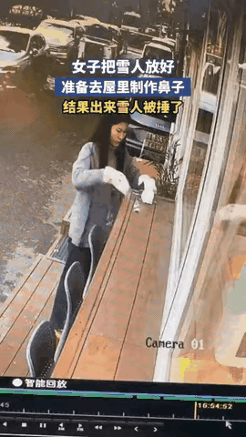 伤害性不高，侮辱性极强！北京，一姑娘在自家屋外的小桌子上精心堆了个雪人，她越看越