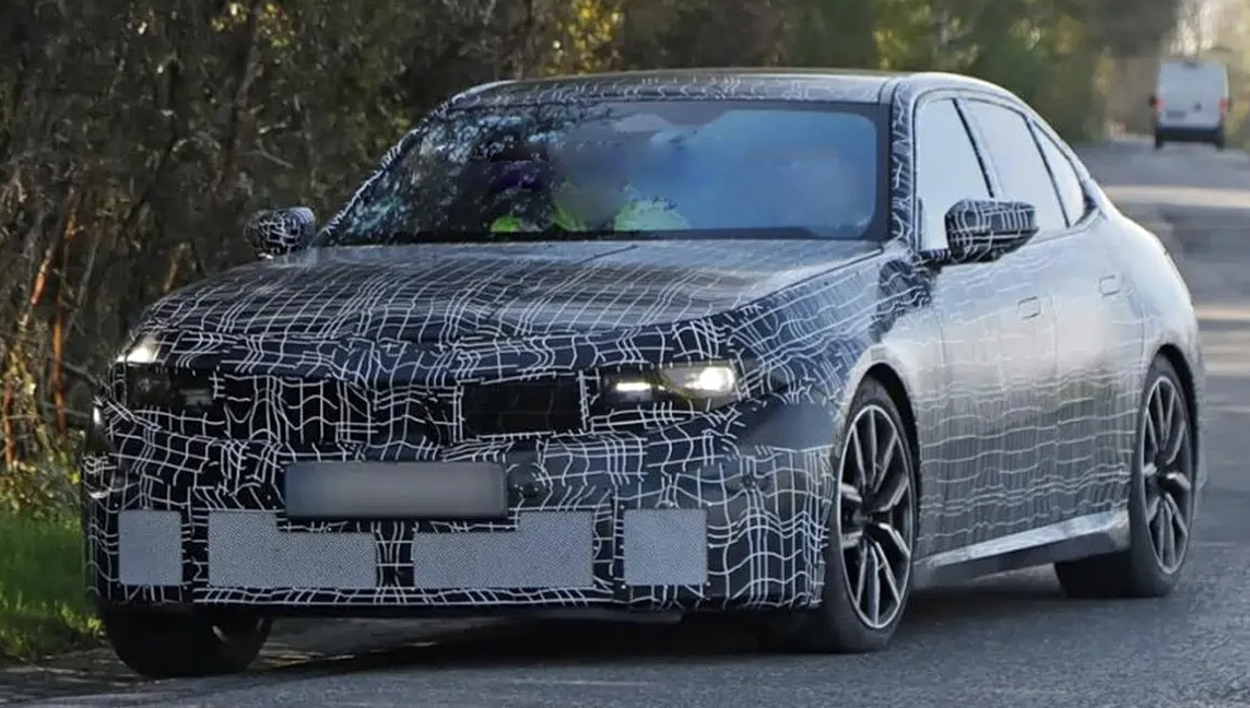 刚刷到网传的全新宝马3系谍照，预计2026年正式发布，有对这车感兴趣的兄弟吗？[