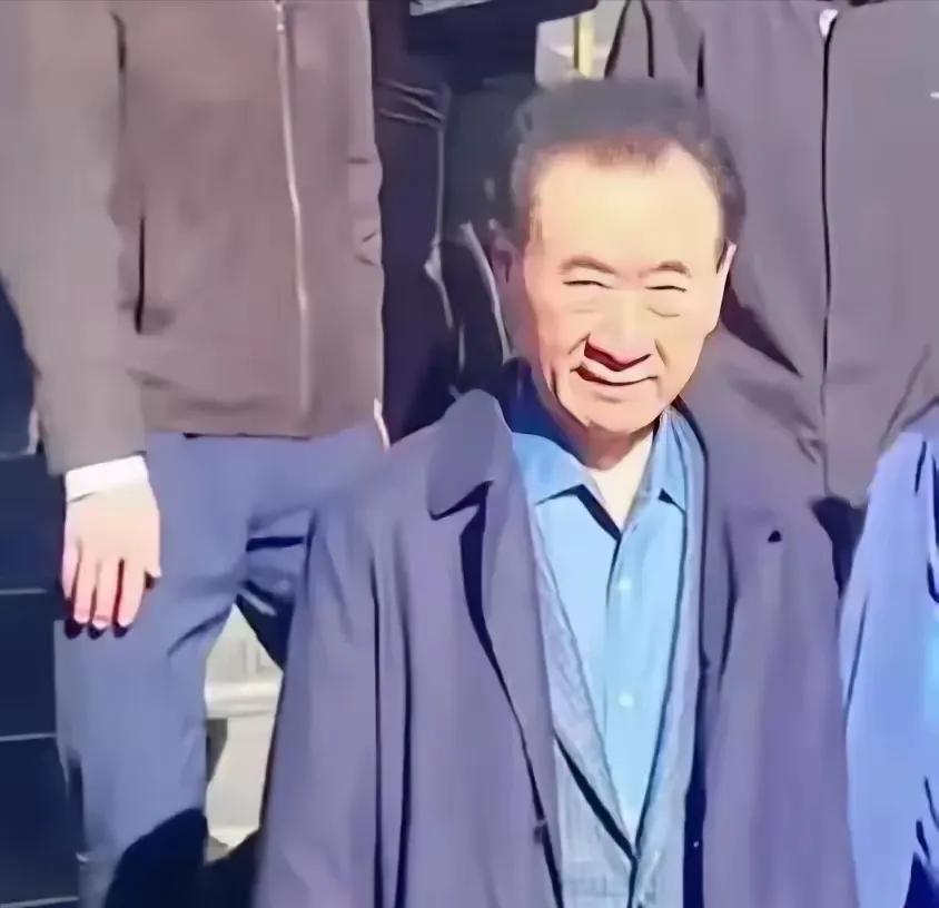 老头子天天为债务忧心忡忡，整个人也消瘦的不行，而小子却天天窝在女人堆里，潇洒自若