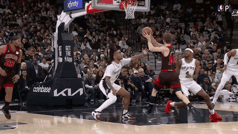 干扰球？不，我看的是这么变态的防守能力能让篮球走到什么境况？很多人在讨论这个球属