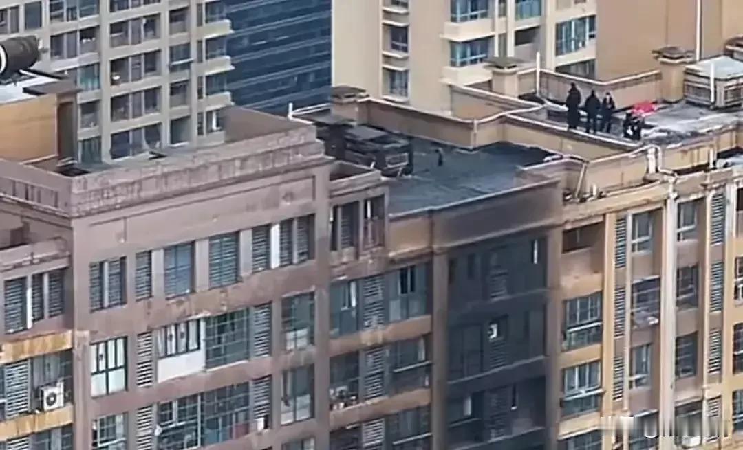 我们的房子买在是顶楼，一栋有个两单元房子的顶楼，每个单元又是两梯四户，顶楼露台是