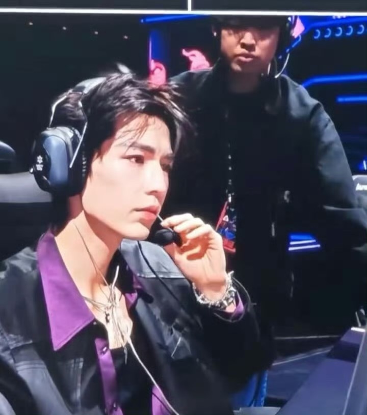 卧槽我家电竞男神堂堂来袭🤤张凌赫电竞男主即视感 张凌赫 电竞男主