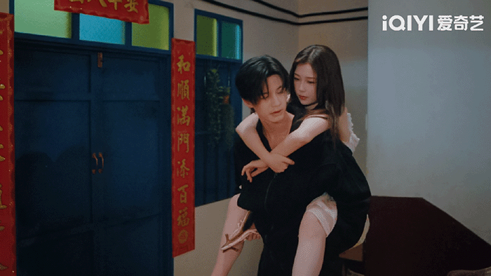 心照不宣却步步亲密的暧昧最好嗑双轨里暮暮朝朝的暧昧氛围直接拉满，心照不宣却步步亲