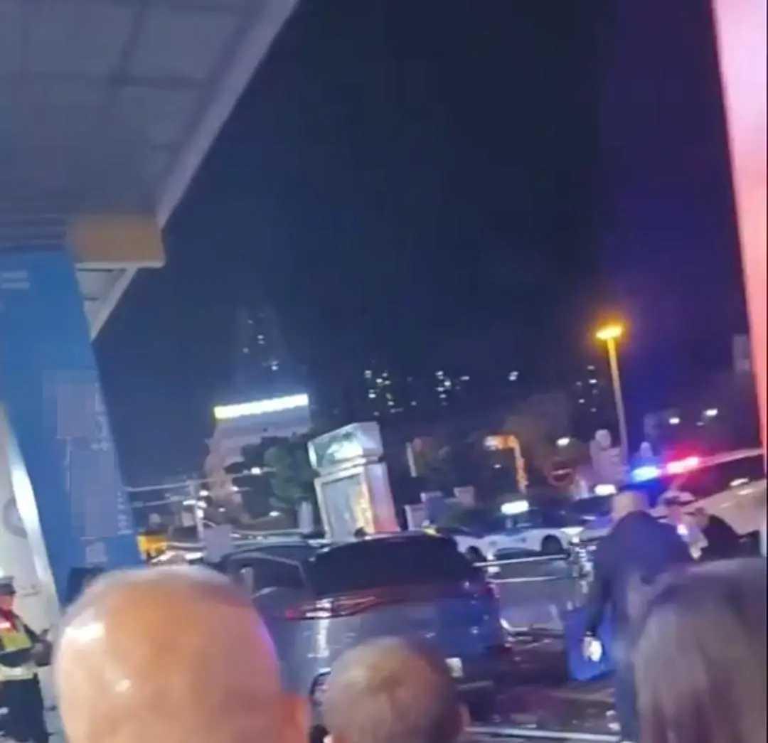 泸州晚高峰惊魂瞬间：新能源汽车突逆冲人行道致2死3伤，排除酒驾毒驾引追问
 
1