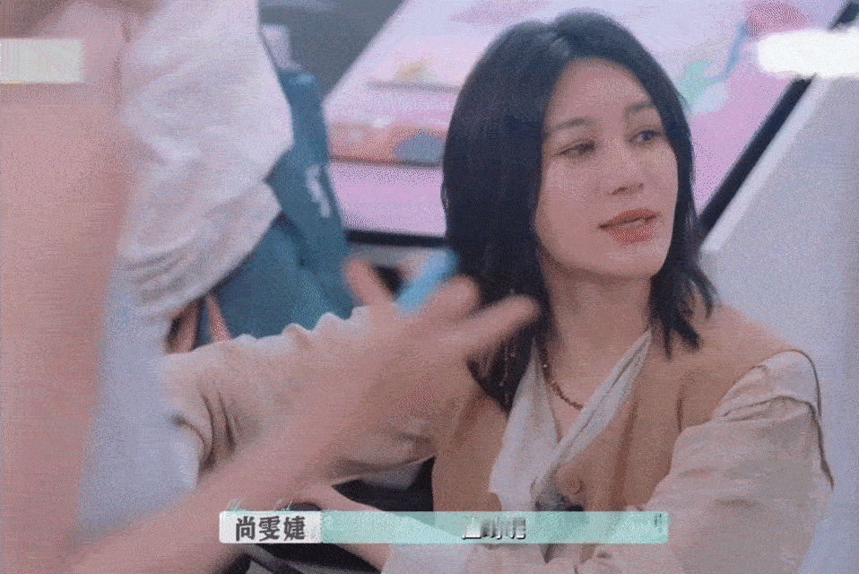 尚雯婕演我找手机 哈哈哈尚雯婕忙迷糊了吧，李佳琦就站她旁边，尚雯婕：佳琦呢？李佳