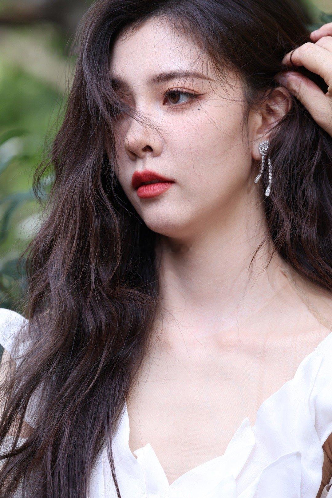 宋妍霏户外拍摄，发量好惊人，蕾丝手套好sexy | 2607 ​​​