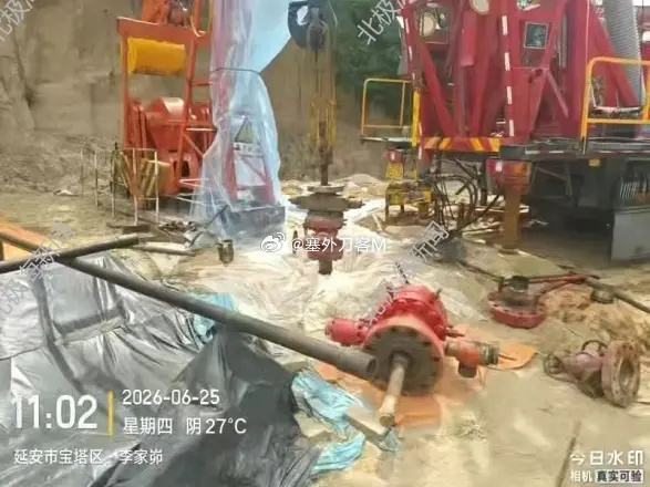 【延长石油宝塔采油厂一油井被举报 涉嫌违反“油泥不落地”规定】近日，有群众向北极