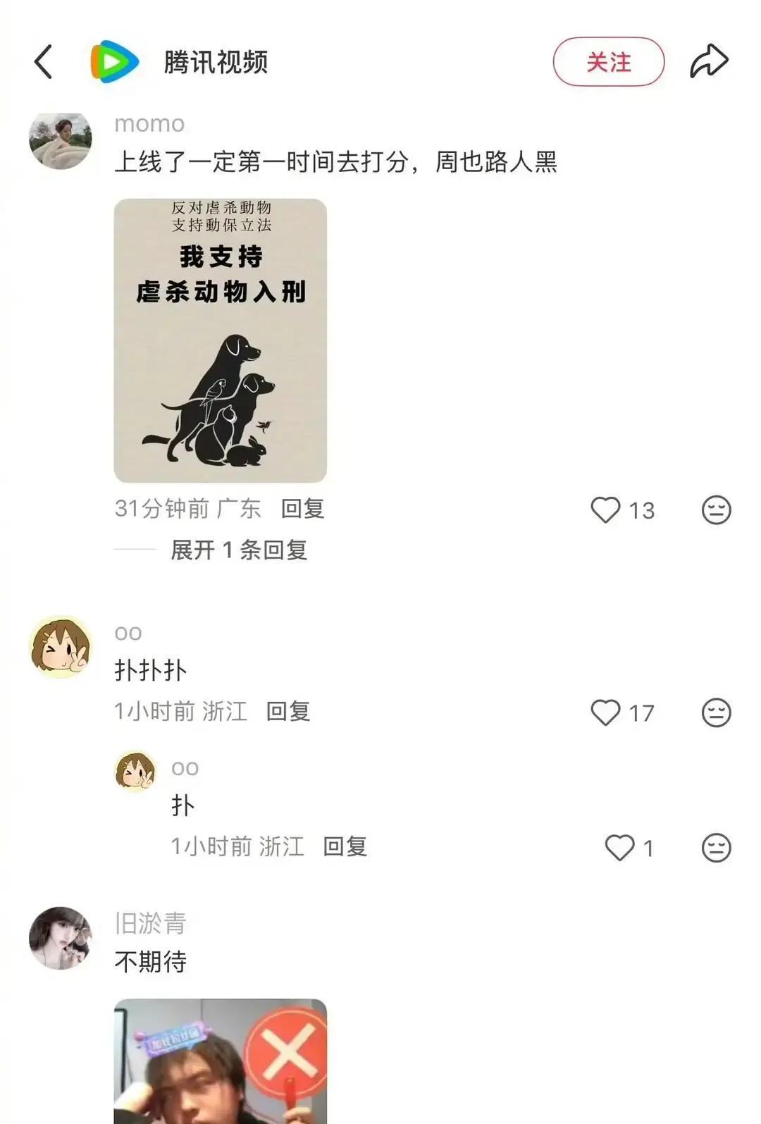 **领导突然拍你肩膀时，别抬头。**
 
你后背僵住的那0.5秒，已经输了。
 