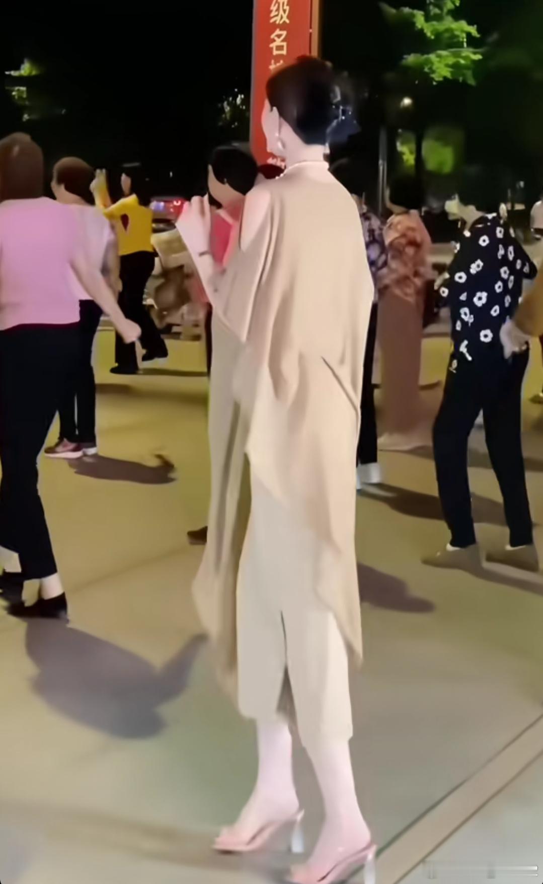洋洋高锐”月半，都是泪◎女人……变了就永远变了◎就象毛毛虫化成了蝴蝶就象雨中出现