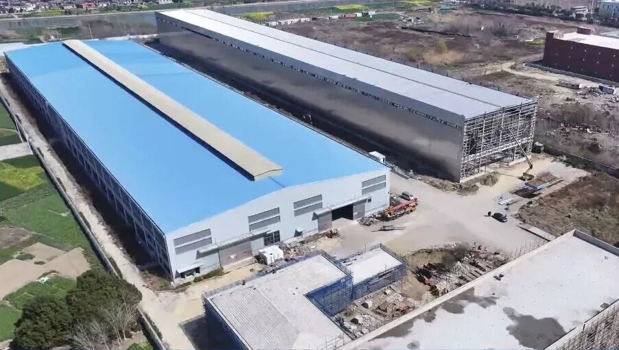 姜堰远通电力系统智能化配件项目，建设现场热火朝天，重型车间主体工程已顺利完工，国