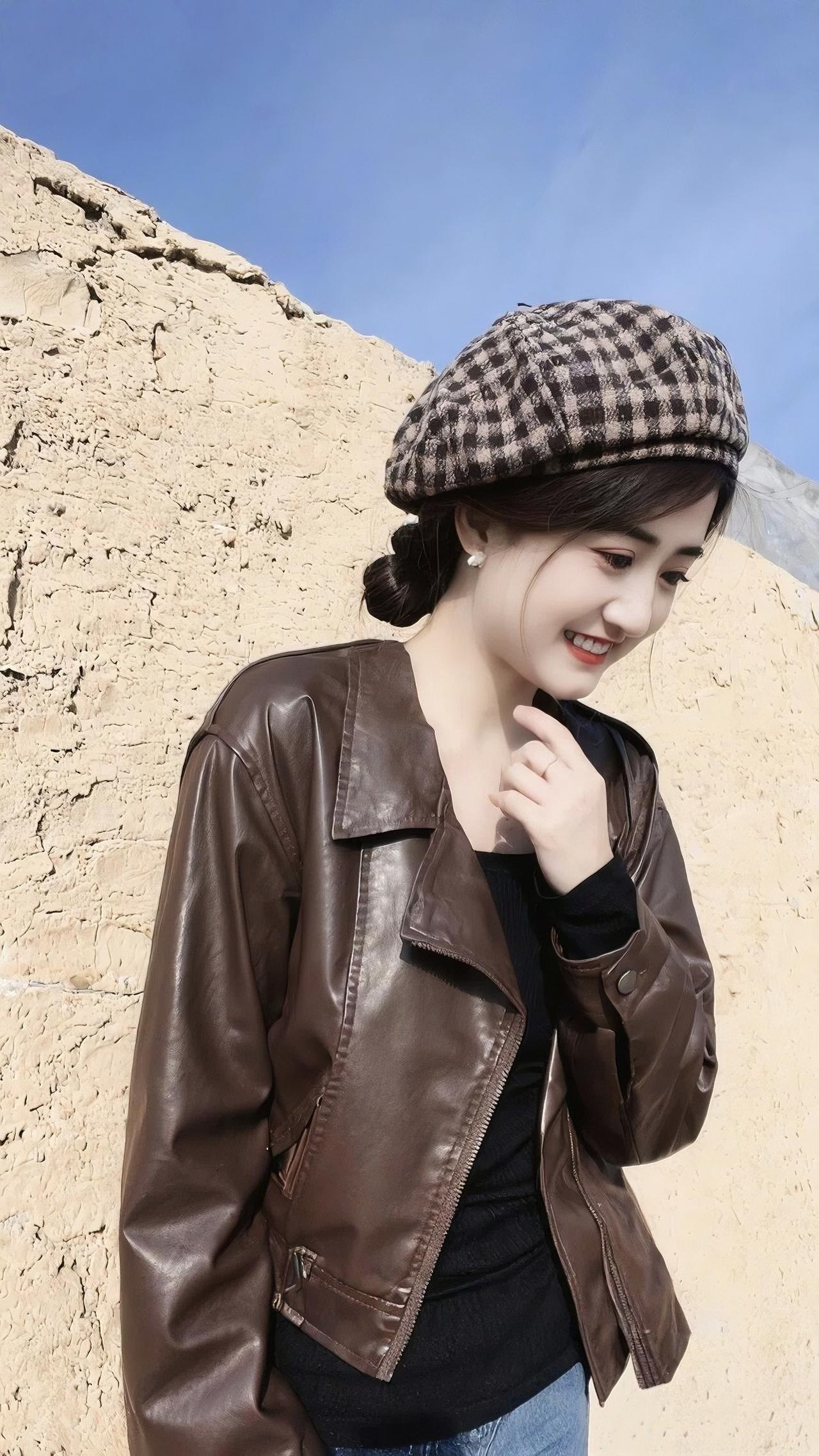 穿搭里的氛围感，藏在每一个小细节里
 
棕色皮衣配格纹贝雷帽是随性的西部风，黑色