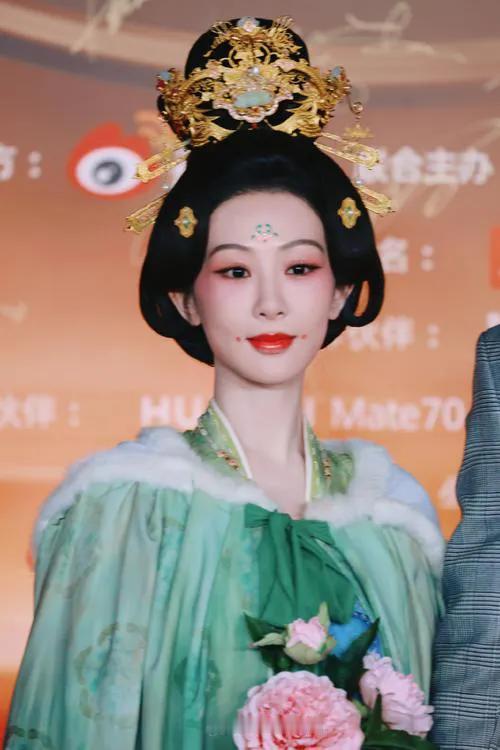 杨紫以一袭华美唐装优雅走上红毯，仿佛古典画卷中走出的仙子。服装上的精美刺绣熠熠生