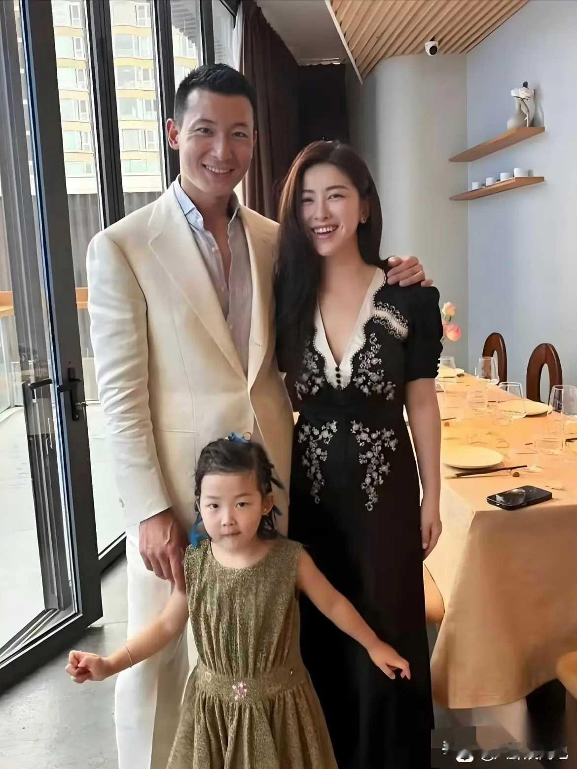 查了一下朱珠的老公
真是不查不知道，
一查才发现，原来他老公压根不是大家以为的普