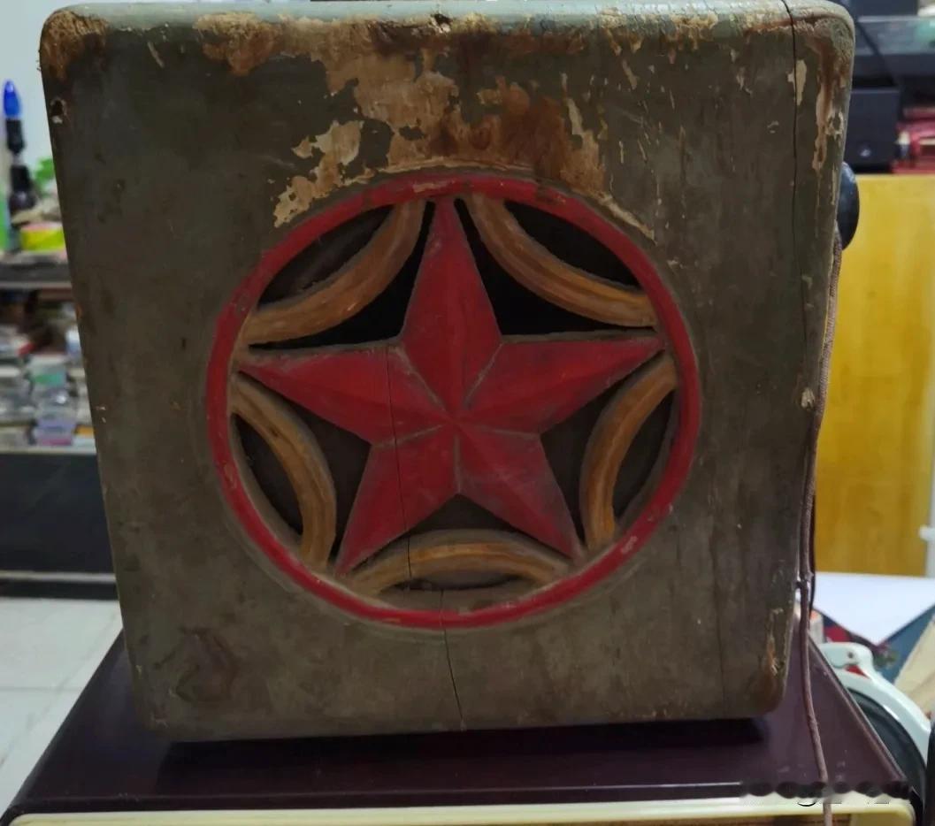 你还记得70年代，农村家家门口挂的话匣子（舌簧喇叭）吗？每天早中晚播放新闻，那时