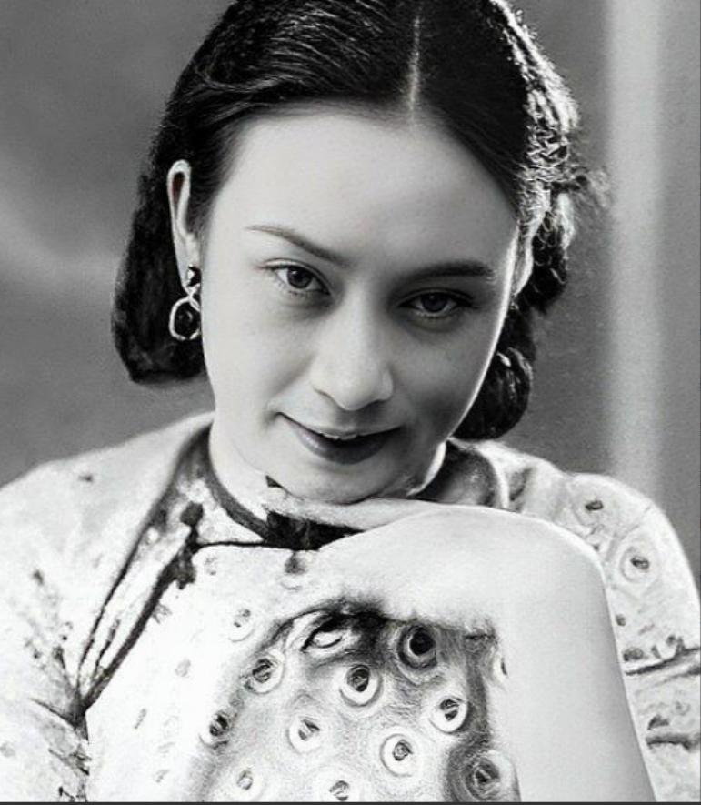 1956年10月14日，毛人凤因患肺癌躺在病床上奄奄一息，妻子向影心端着一大碗中