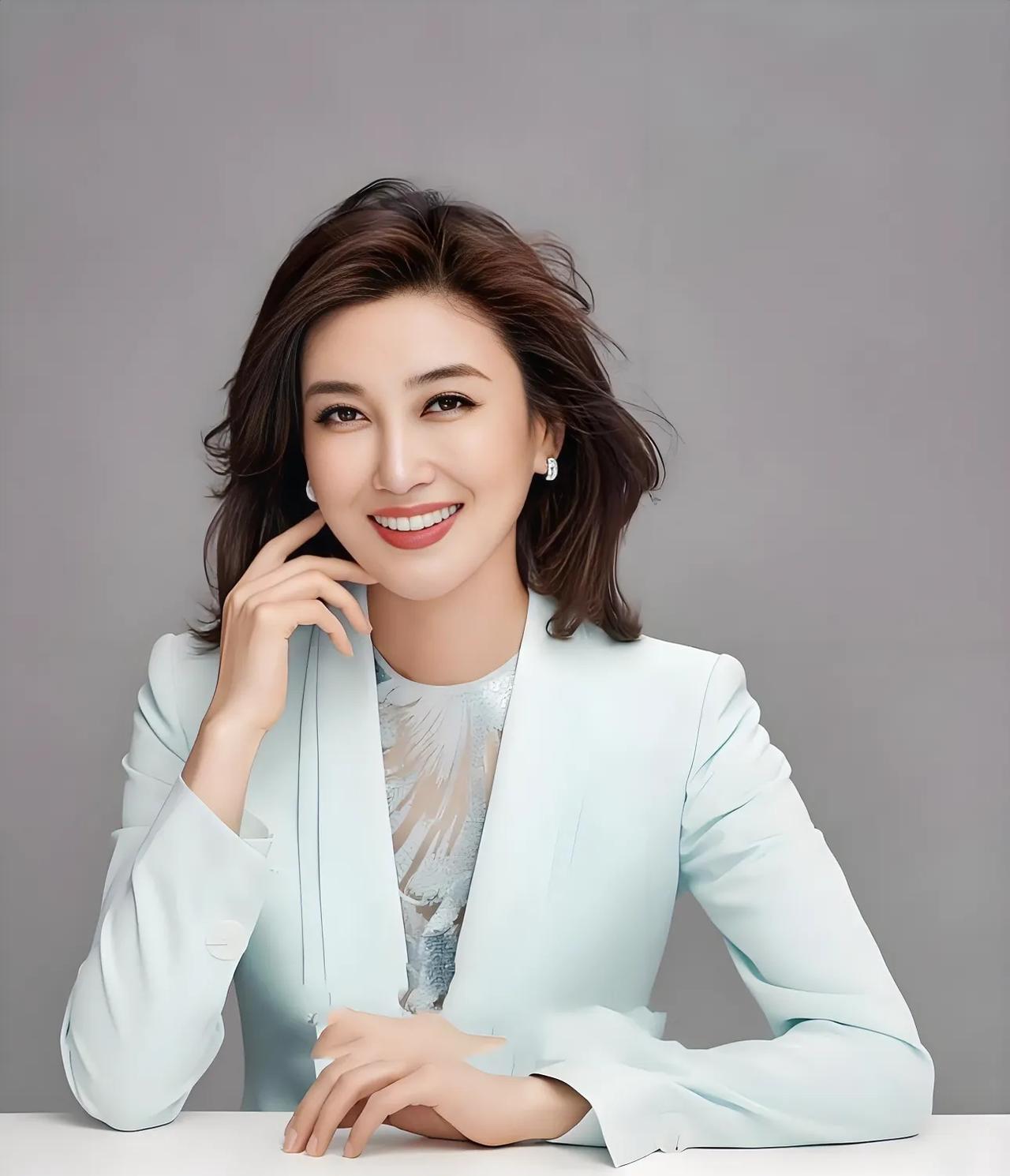 央视主持人李红气质端庄大气、温婉优雅，是中文国际频道极具辨识度的主播。

李红深