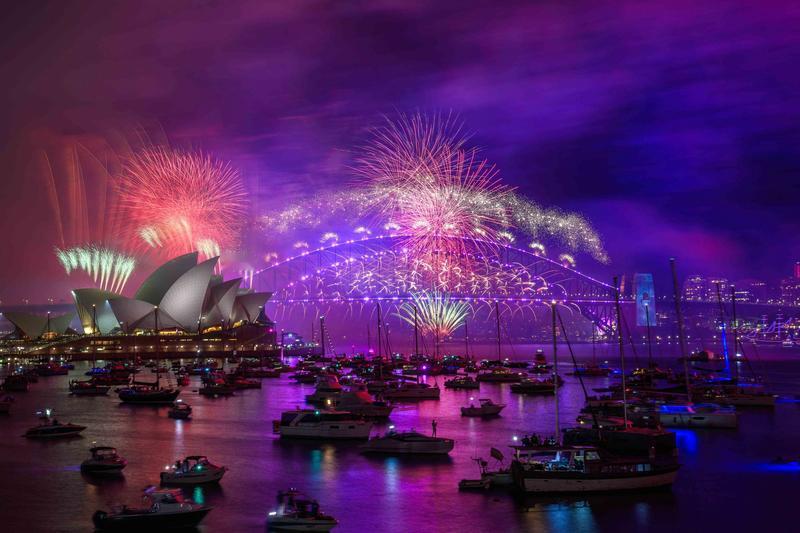 当地时间2026年1月1日，澳大利亚悉尼用一场盛大烟花秀迎接新年。悉尼海港大桥上
