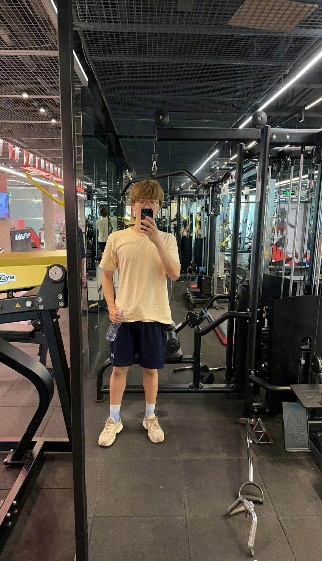 从服美役到自律内卷，大家被推着向前走，却忘了问自己想要什么。拒绝自律霸凌，把人生