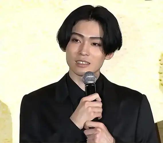 究竟得帅成什么样，还会让一向看不起穷人的日本豪门千金都心甘情愿化身奴仆，不仅每天