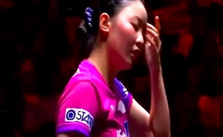 张本智和又一轮游了，三届了。
他对着镜头笑：“现在能跟妹妹说，我三届了。
”
妹