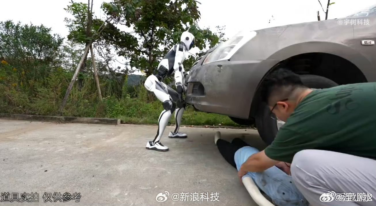 宇树发布H2-X功夫传奇这次挺实在的，8小时续航，不是玩票。抬车翻跟头是帅，但更