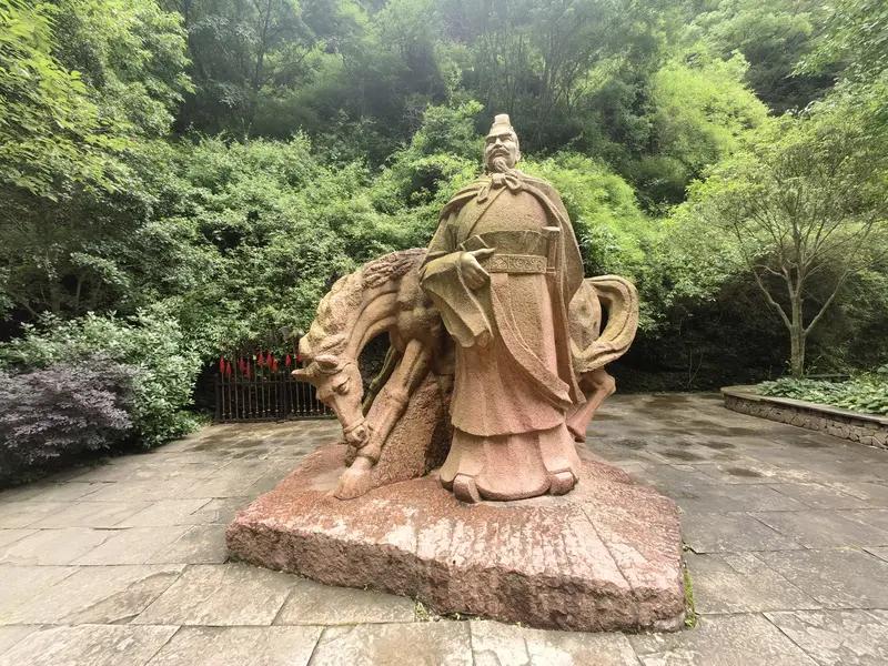 刘备虽说得到了像“智慧锦囊”般的卧龙诸葛亮，可最终还是没能统一天下。一开始，刘备