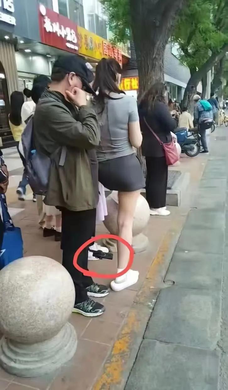 这男的太猥琐太变态了，居然在大庭广众之下拍女人的裙底。而这一幕被路人拍了一个正着