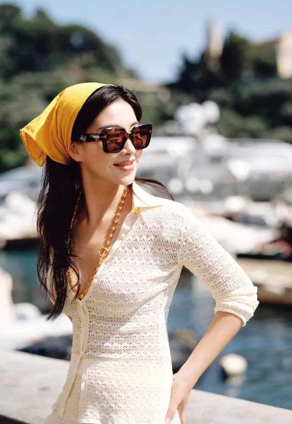 朱珠在平台上晒美照秀火辣身材。
一身温柔的田园风造型，清爽大气又迷人，有一种独特