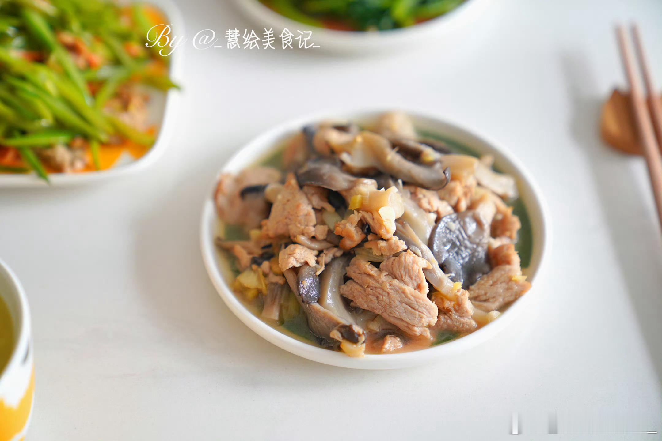 周三早饭豆角胡萝卜炒肉、番茄花菜、平菇炒肉、蒜蓉蒿子秆、小米粥、小番茄~我的美食